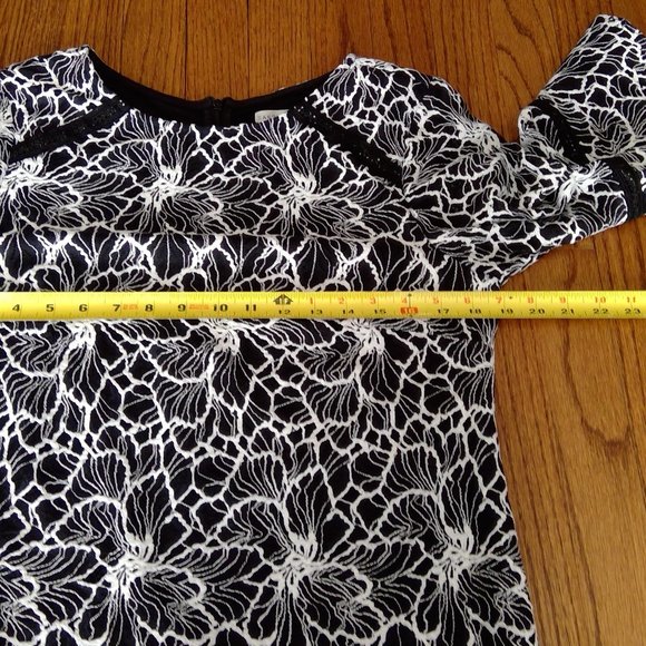 Black and White Graphic Print Dress with Ruffled Bell Sleeves - Size 10 - Picture 10 of 13